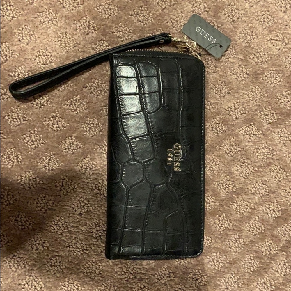 Guess 1981 Clutch wallet NWT